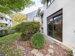 9 Avignon 9, Devon PA 19333