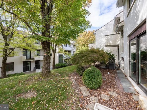 9 Avignon 9, Devon PA 19333