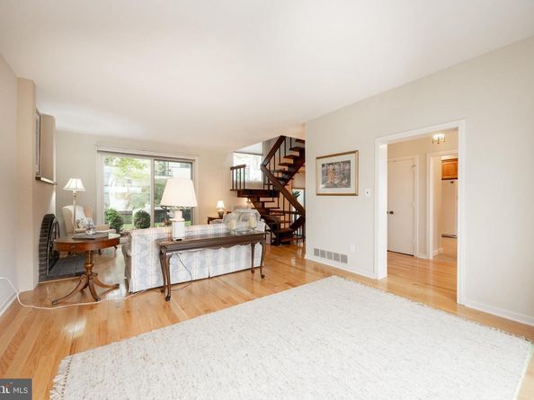 9 Avignon 9, Devon PA 19333