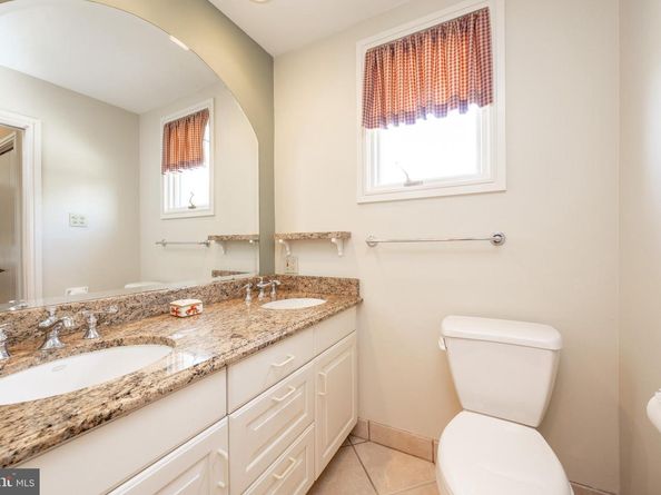 9 Avignon 9, Devon PA 19333