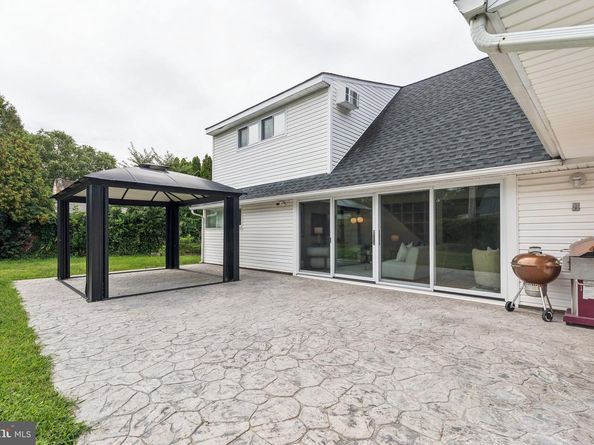 28 Rust Hill Road, Levittown PA 19056