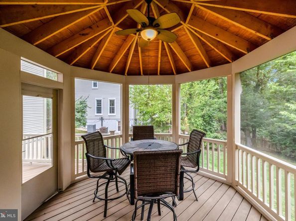 678 Old Hunt Way, Herndon VA 20170