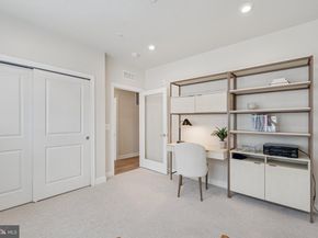 21630 Hawksbill High Circle 302, Sterling VA 20164