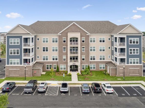 21630 Hawksbill High Circle 302, Sterling VA 20164