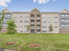 21630 Hawksbill High Circle 302, Sterling VA 20164