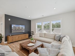 21630 Hawksbill High Circle 302, Sterling VA 20164