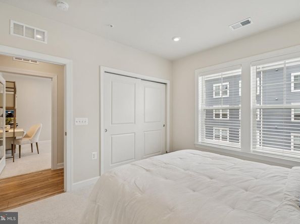 21630 Hawksbill High Circle 302, Sterling VA 20164