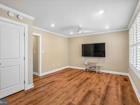 110 NW Market Square NW 24, Vienna VA 22180