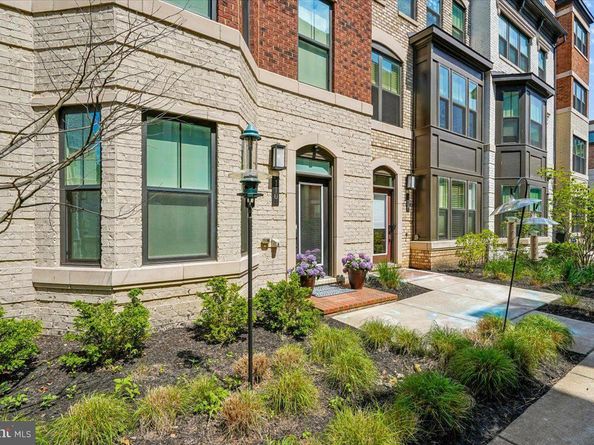 110 NW Market Square NW 24, Vienna VA 22180