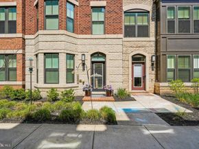 110 NW Market Square NW 24, Vienna VA 22180