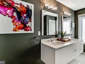 305 Green Street, Philadelphia PA 19123