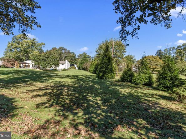 15 Roy Lane, Huntingdon Valley PA 19006