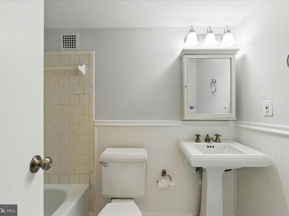 1225 Martha Custis Drive 919, Alexandria VA 22302