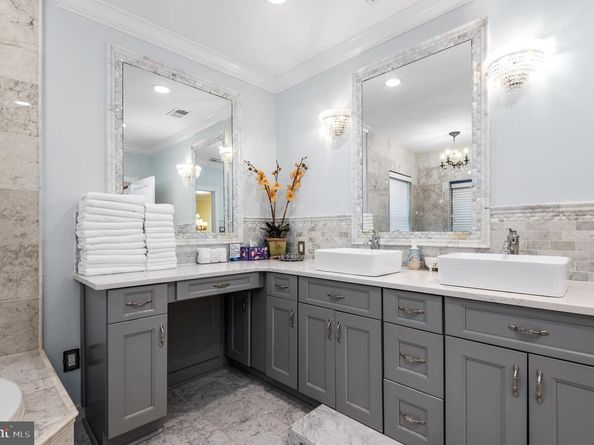 26 S Strawberry Street, Philadelphia PA 19106