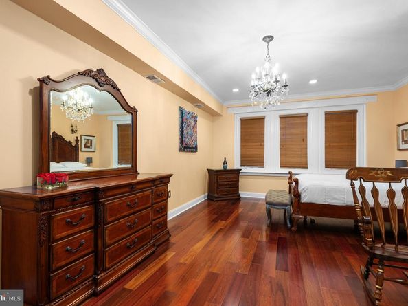 26 S Strawberry Street, Philadelphia PA 19106