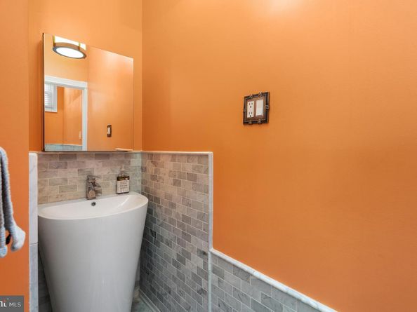 26 S Strawberry Street, Philadelphia PA 19106