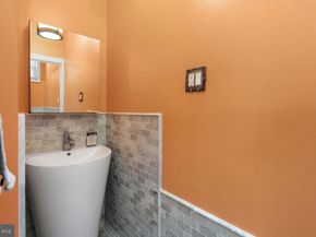 26 S Strawberry Street, Philadelphia PA 19106