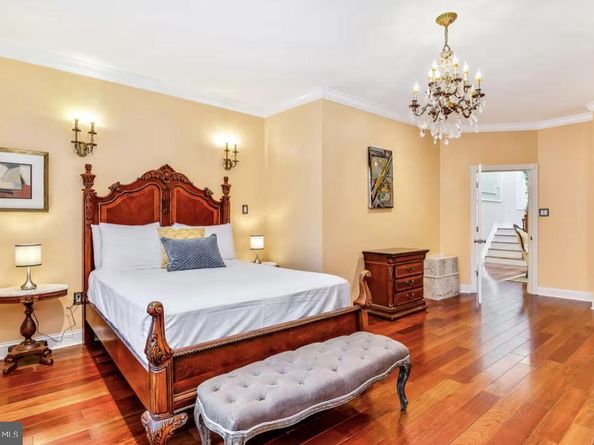 26 S Strawberry Street, Philadelphia PA 19106