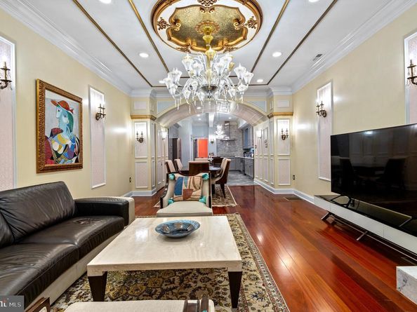 26 S Strawberry Street, Philadelphia PA 19106