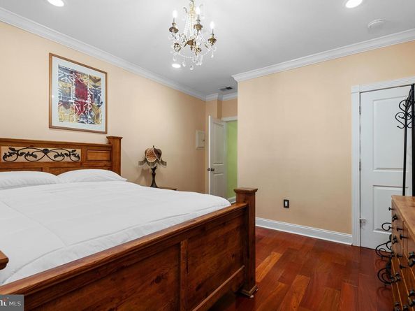 26 S Strawberry Street, Philadelphia PA 19106