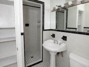 2204 Manning Street, Philadelphia PA 19103