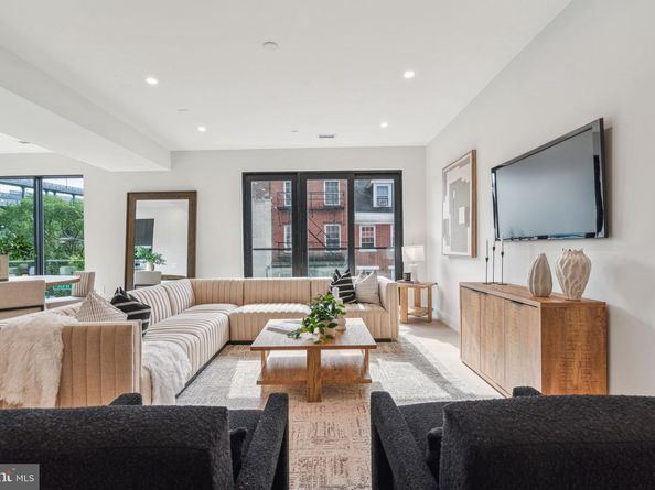 160 N 2nd Street 302, Philadelphia PA 19106