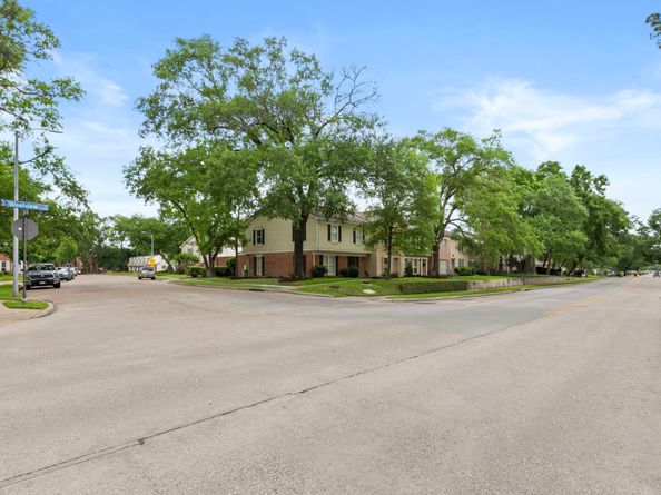 9668 Westview Drive 2, Houston TX 77055