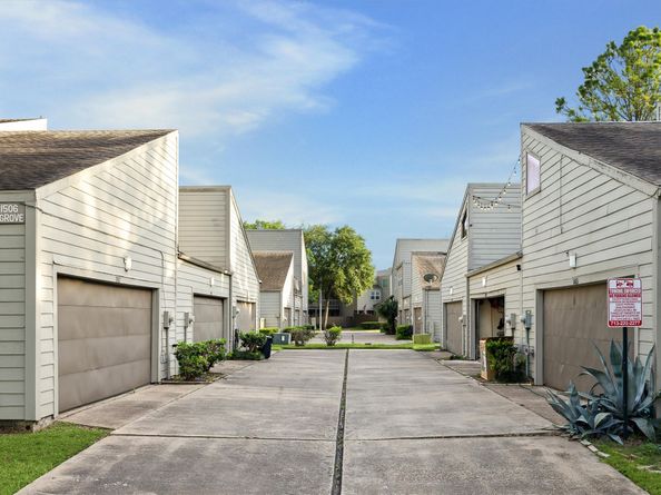 11607 Lakeside Place Drive, Houston TX 77077