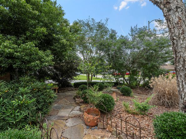2114 Saxon Drive, Houston TX 77018