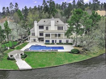 10 W Isle Place