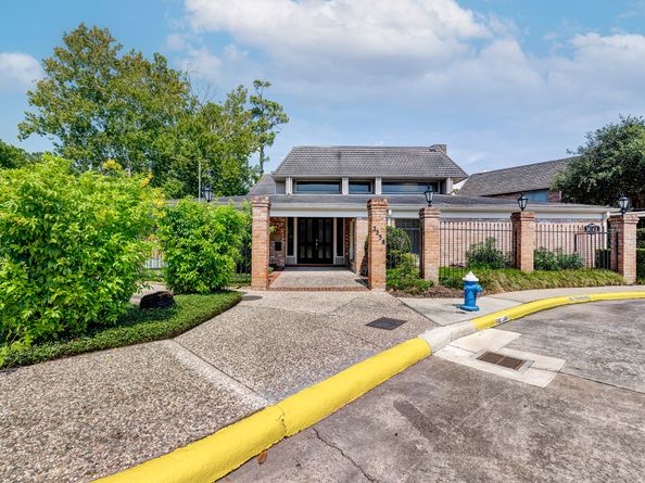 2228 S Piney Point Road 107, Houston TX 77063