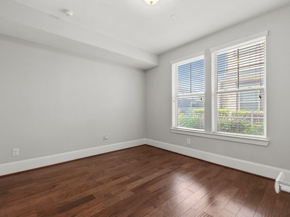 702 N Shepherd Drive, Houston TX 77007