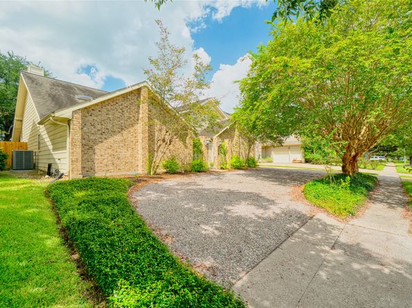 8018 Candle Lane, Houston TX 77071