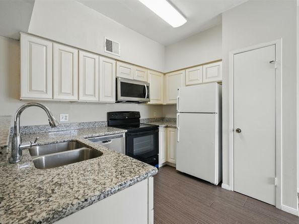 2626 Holly Hall Street 1102, Houston TX 77054