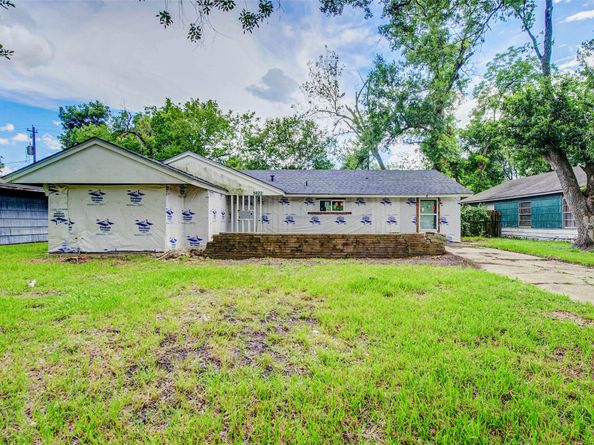 5822 Lyndhurst Drive, Houston TX 77033