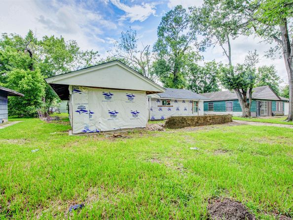 5822 Lyndhurst Drive, Houston TX 77033