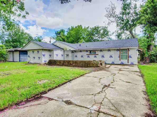 5822 Lyndhurst Drive, Houston TX 77033