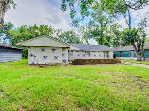 5822 Lyndhurst Drive, Houston TX 77033
