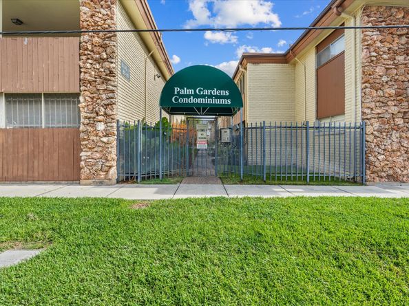 7714 Renwick Drive 23, Houston TX 77081