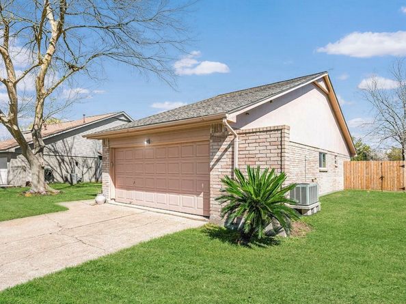 459 Lost Rock Drive, Houston TX 77598