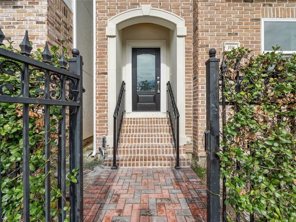 1011 E 28th Street, Houston TX 77009