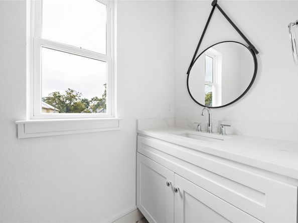 1011 E 28th Street, Houston TX 77009