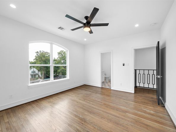 1011 E 28th Street, Houston TX 77009