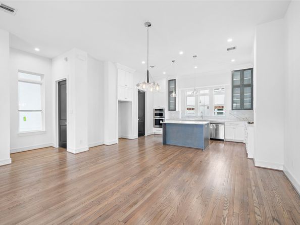 1011 E 28th Street, Houston TX 77009