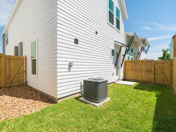 7609 & 7611 Victory Reserve St Street, Houston TX 77088
