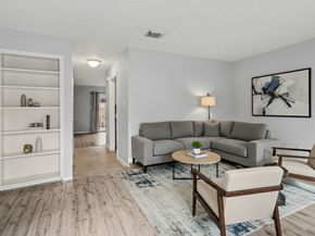 10654 Hazelhurst Drive 28, Houston TX 77043