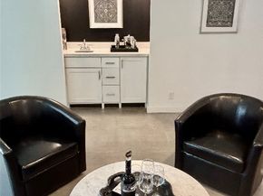 10 S Briar Hollow Lane 55, Houston TX 77027