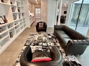 10 S Briar Hollow Lane 55, Houston TX 77027