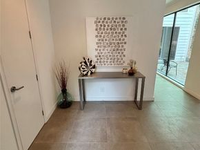 10 S Briar Hollow Lane 55, Houston TX 77027