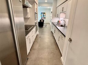 10 S Briar Hollow Lane 55, Houston TX 77027